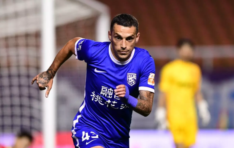 9体育- 广州恒大与上海上港足球比赛直播 