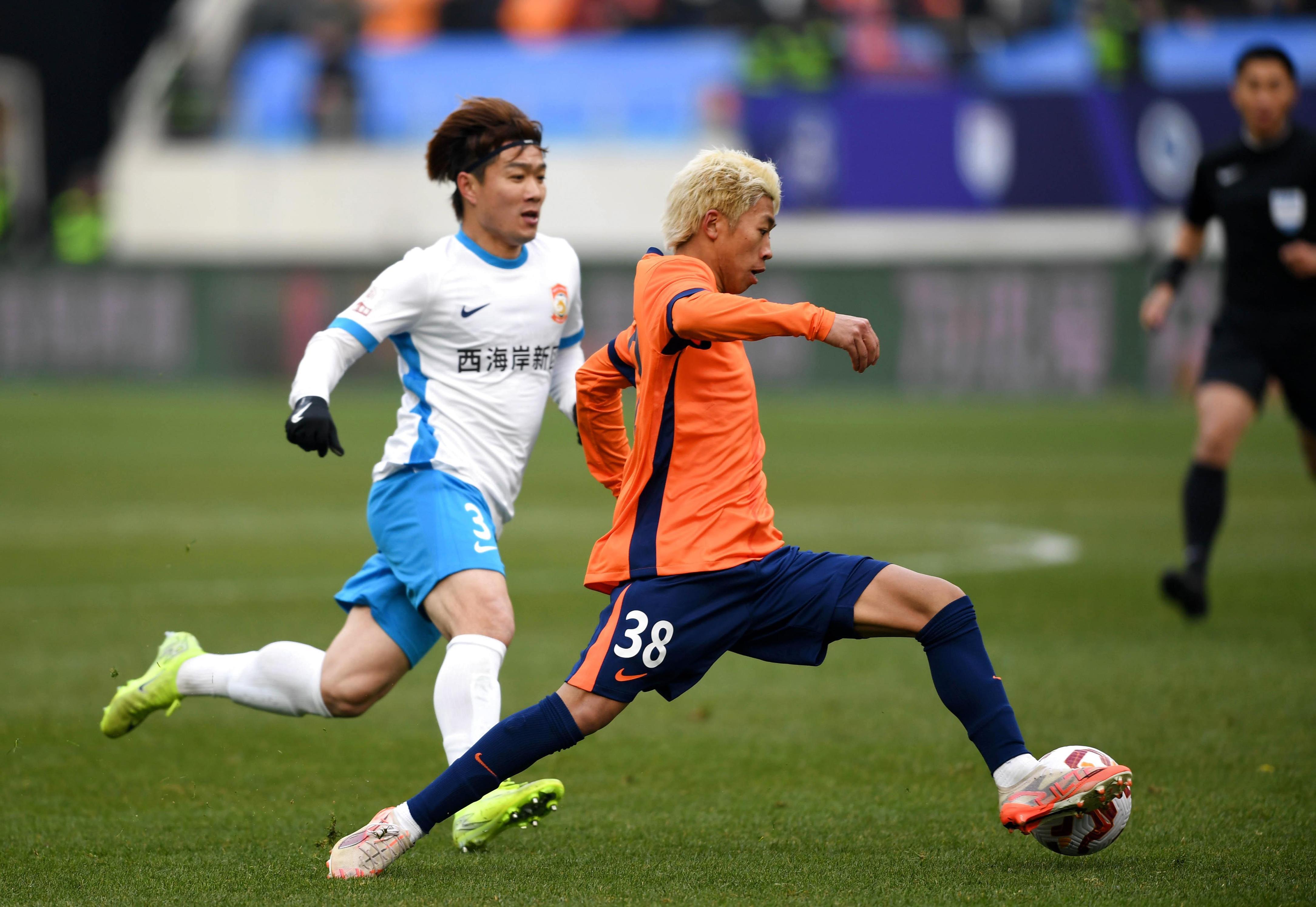 包含上海海港加时末段绝杀压哨C罗在掘金比赛中状态火爆，法甲转会期走向成谜瞬间刷屏的词条